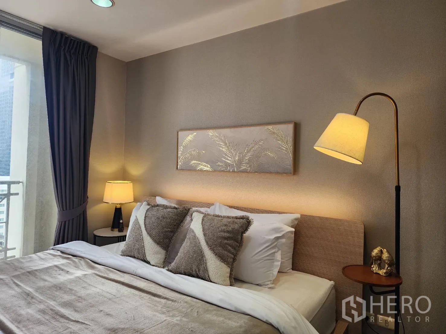 公寓 for rent in Watthana, Bangkok - 床头特写，带落地灯、装饰画与床头柜。