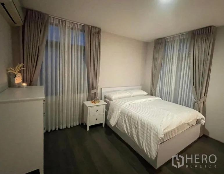 独立式住宅 出租在Bang Phli, Samut Prakan - 客卧，双人床与柔和中性色窗帘