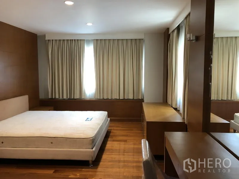 独立式住宅 出租在Watthana, Bangkok - 宽敞主卧，木地板，内置衣柜与梳妆/书桌。