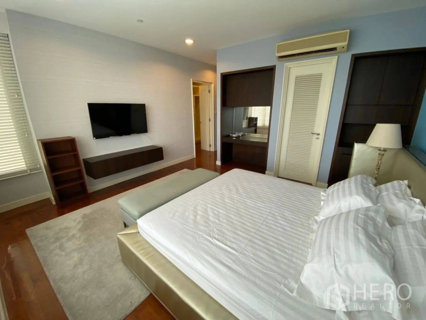 公寓 出租在Watthana, Bangkok - 主卧另一角度，墙挂电视与内置收纳柜。