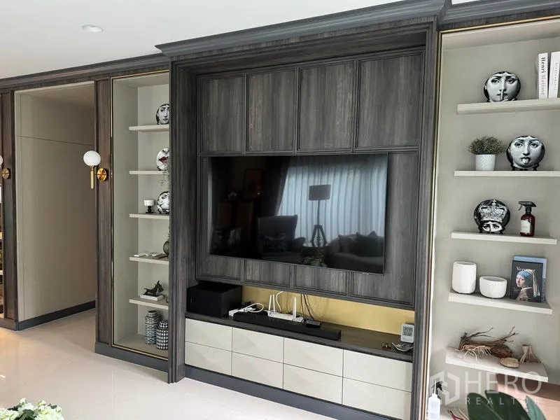 Detached House for rent in Bang Kapi, Bangkok - Built‑in entertainment wall with television, display shelves and storage cabinets.