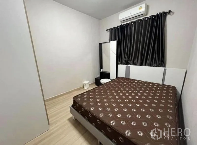 带办公室的家 出租在Samut Prakan - 卧室配空调、双人床、衣柜与梳妆台，装饰素雅。