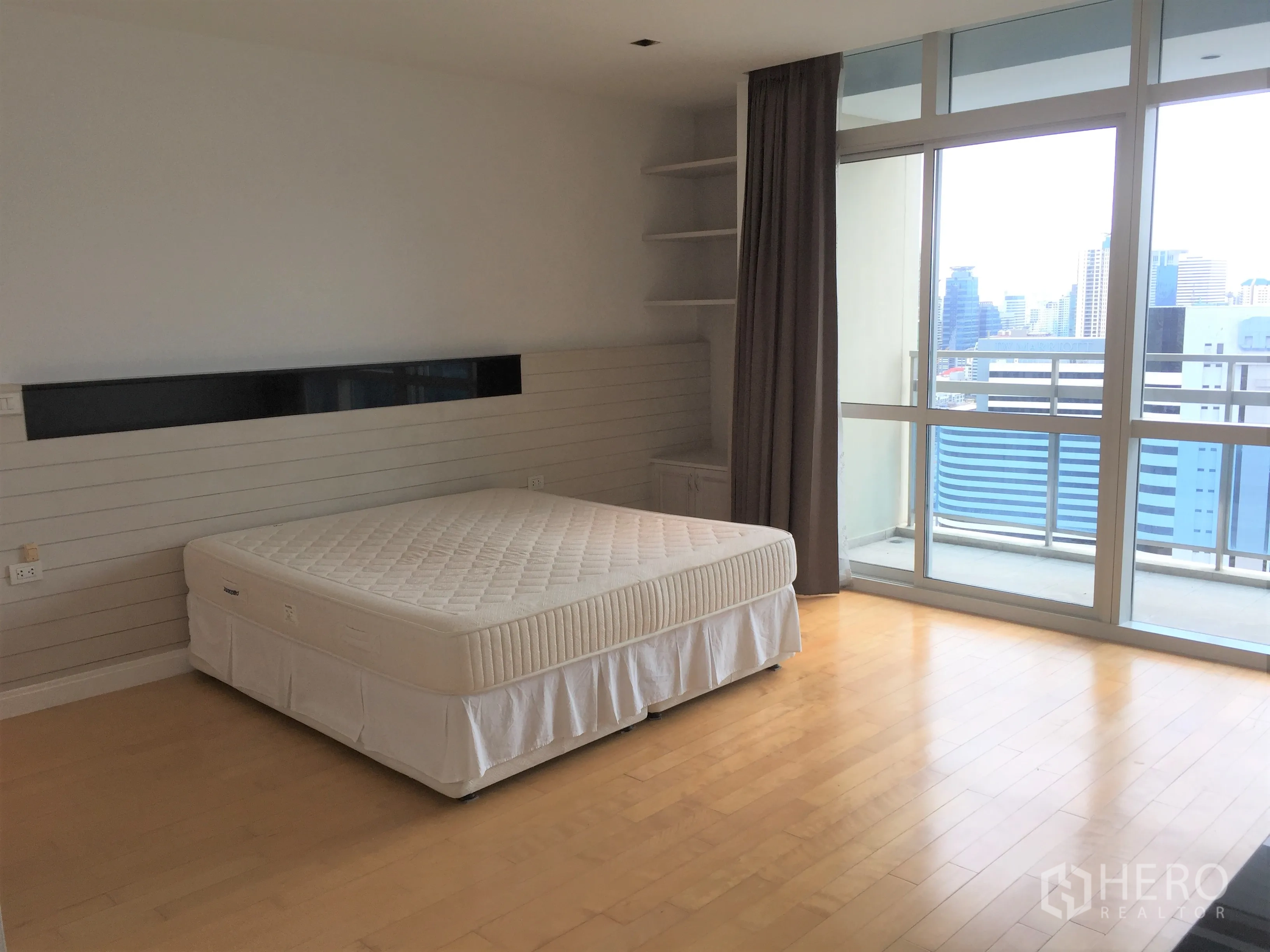 คอนโด ให้เช่าในPathum Wan, Bangkok - ห้องนอนพร้อมหน้าต่างบานใหญ่และระเบียงชมวิวสกายไลน์กรุงเทพฯ