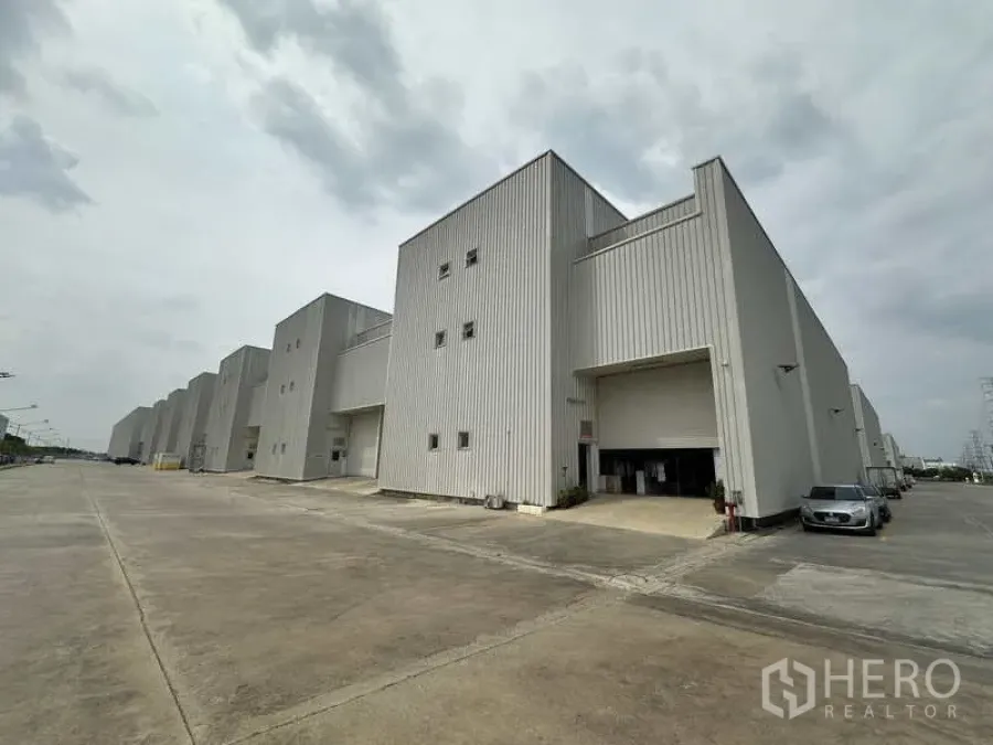 工厂 出租在Khlong Luang, Pathum Thani - 成排现代高层厂房，宽阔混凝土通道与装卸口