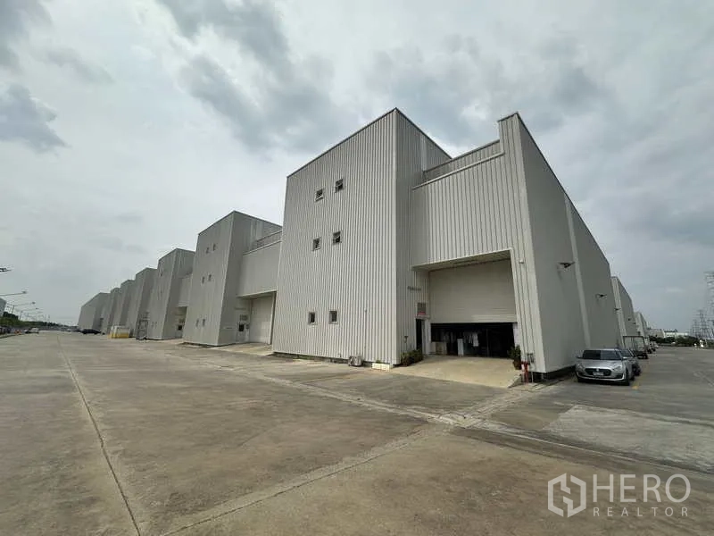 工厂 出租在Khlong Luang, Pathum Thani - 成排现代高层厂房，宽阔混凝土通道与装卸口