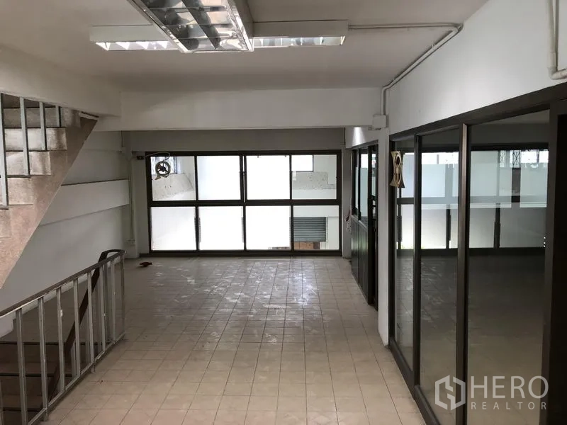 Office Space for rent in Huai Khwang, Bangkok - Open-plan office zone with wide windows and fluorescent lighting.