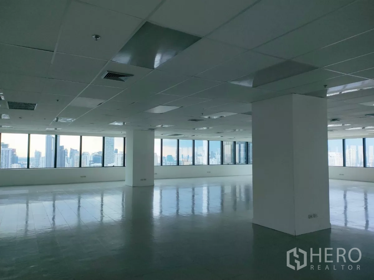 Office Space for rent in Huai Khwang, Bangkok - Large open‑plan office floor with panoramic windows and Bangkok skyline views.