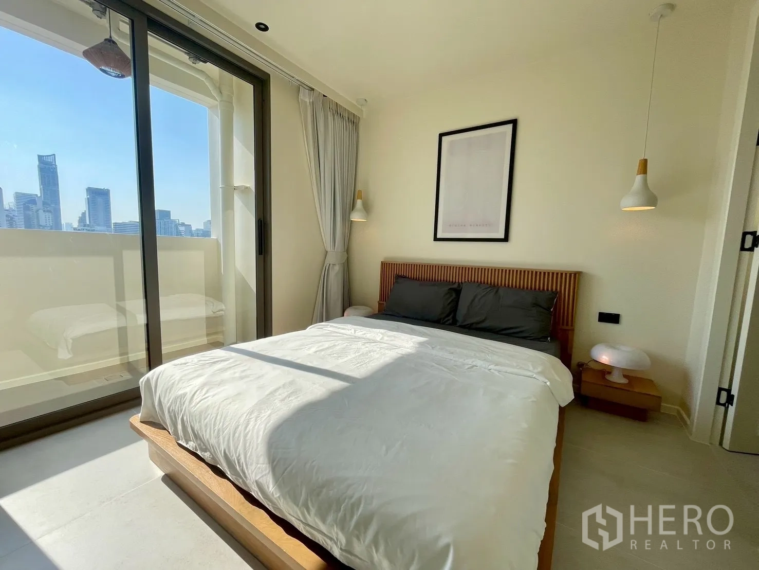 คอนโด for sale in Watthana, Bangkok - ห้องนอนมีประตูกระจกเลื่อนออกสู่ระเบียงชมวิวเมืองกว้าง