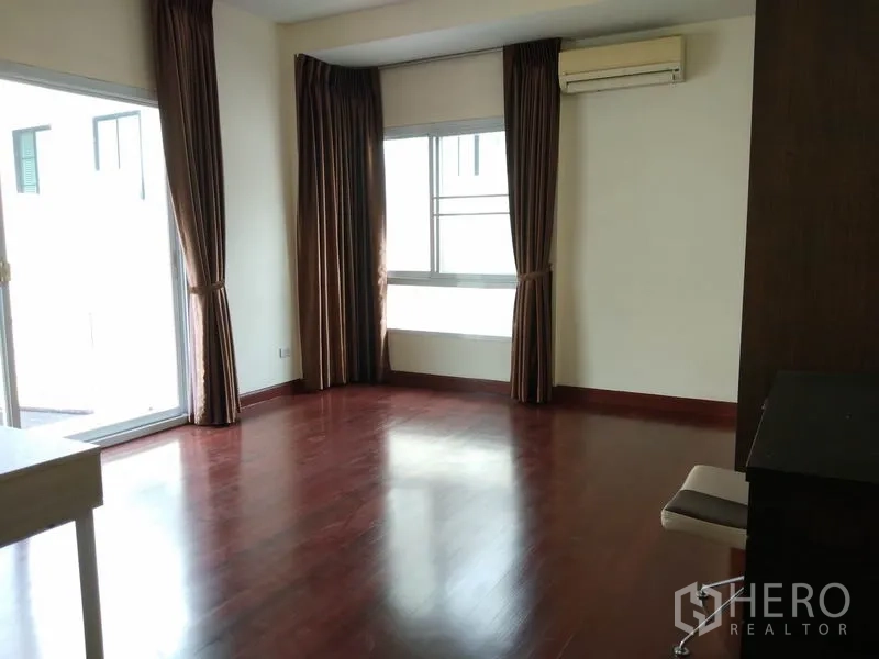 独立式住宅 出租在Watthana, Bangkok - 楼上大房间，木地板，空调，推拉门连通阳台