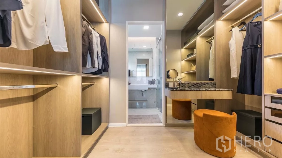 Detached House for rent in Prawet, Bangkok - Walk-in closet with dressing table leading to an en-suite bathroom.