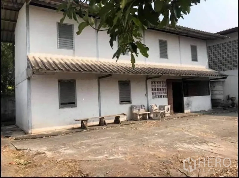 โรงงาน ขายในNong Chok, Bangkok - อาคารสำนักงาน/ที่พักพนักงาน 2 ชั้น อยู่ติดกับตัวโรงงานภายในรั้วรอบขอบชิด