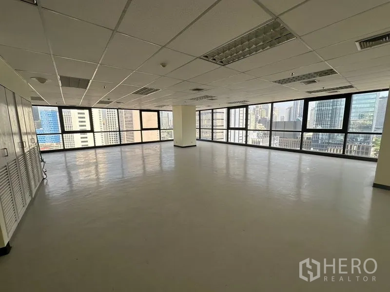 Office Space for rent in Bang Rak, Bangkok - Spacious 135 sqm office floor with wraparound windows offering panoramic views over Bangkok’s business district.
