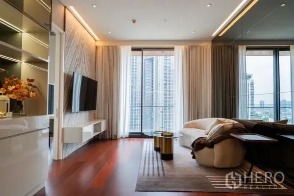 คอนโด ให้เช่าในWatthana, Bangkok - ห้องนั่งเล่นร่วมสมัย เชื่อมต่อระเบียง มองเห็นวิวเมืองผ่านผ้าม่านโปร่ง