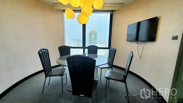 สำนักงาน ให้เช่าในWatthana, Bangkok - ห้องประชุมโต๊ะกลม 6 ที่นั่ง โคมไฟแขวน วิวเมืองผ่านหน้าต่างบานใหญ่ และจอทีวี