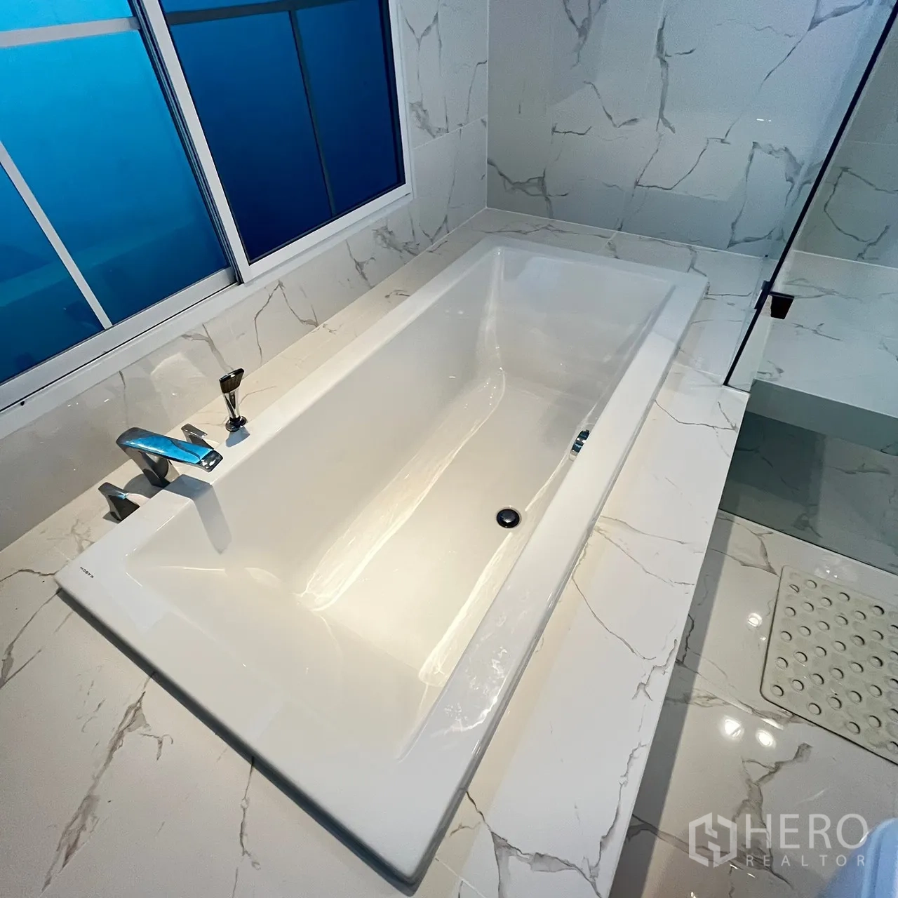 Detached House for rent or sale in Bang Khen, Bangkok - Rectangular soaking tub set by a frosted window.