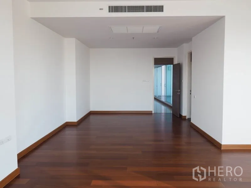 公寓 出租或出售在Yan Nawa, Bangkok - 宽敞主卧，木地板与嵌入式吊顶空调。