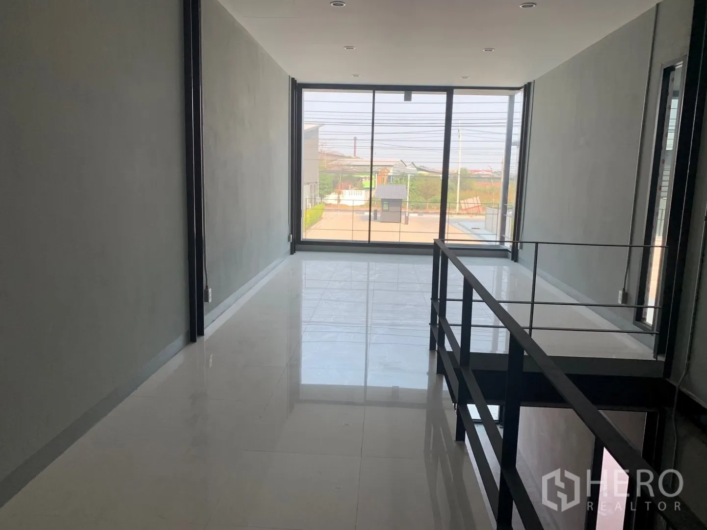 Warehouse for rent in Bang Phli, Samut Prakan - Mezzanine office area with large glass windows overlooking the front.