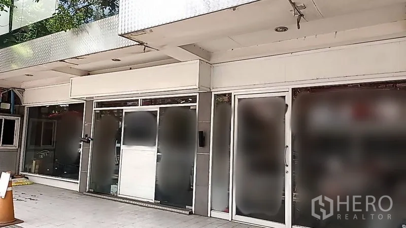 Shophouse for rent in Watthana, Bangkok - Deep interior leading to corner glass walls with urban outlook.