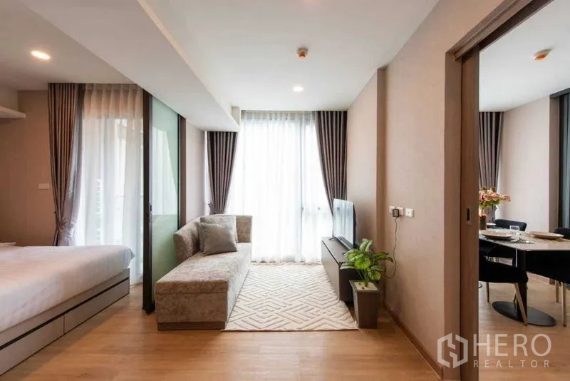 คอนโด ให้เช่าในHuai Khwang, Bangkok - โซนรับแขกมีโซฟาและทีวี มองไปยังมุมทานข้าวและห้องนอน