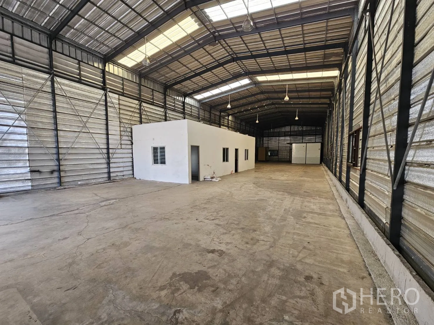 仓库 for rent in Bang Phli, Samut Prakan - 仓库内部，高金属屋顶配采光板，混凝土地面与内部办公房。
