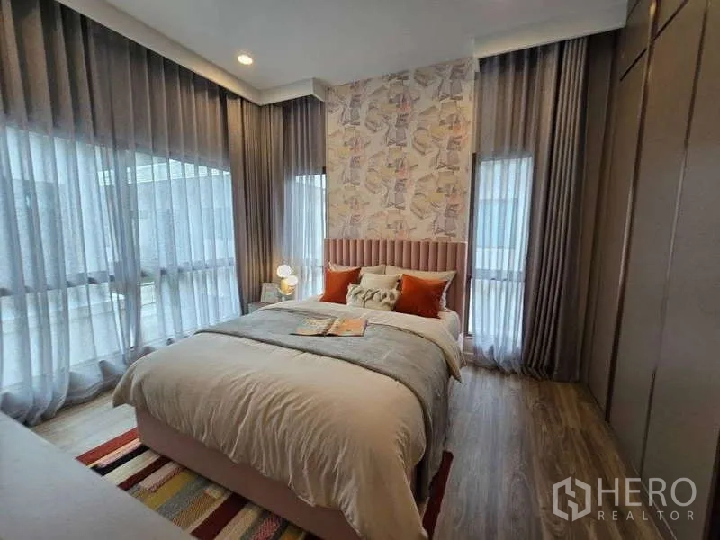 บ้าน ให้เช่าในBang Kapi, Bangkok - ห้องนอนที่สามอบอุ่น ผนังตกแต่งลวดลายและหน้าต่างมุม