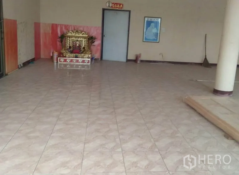 Factory for rent in Bang Phli, Samut Prakan - Tiled ground‑floor reception or multipurpose room with structural columns and sliding glass entrance.