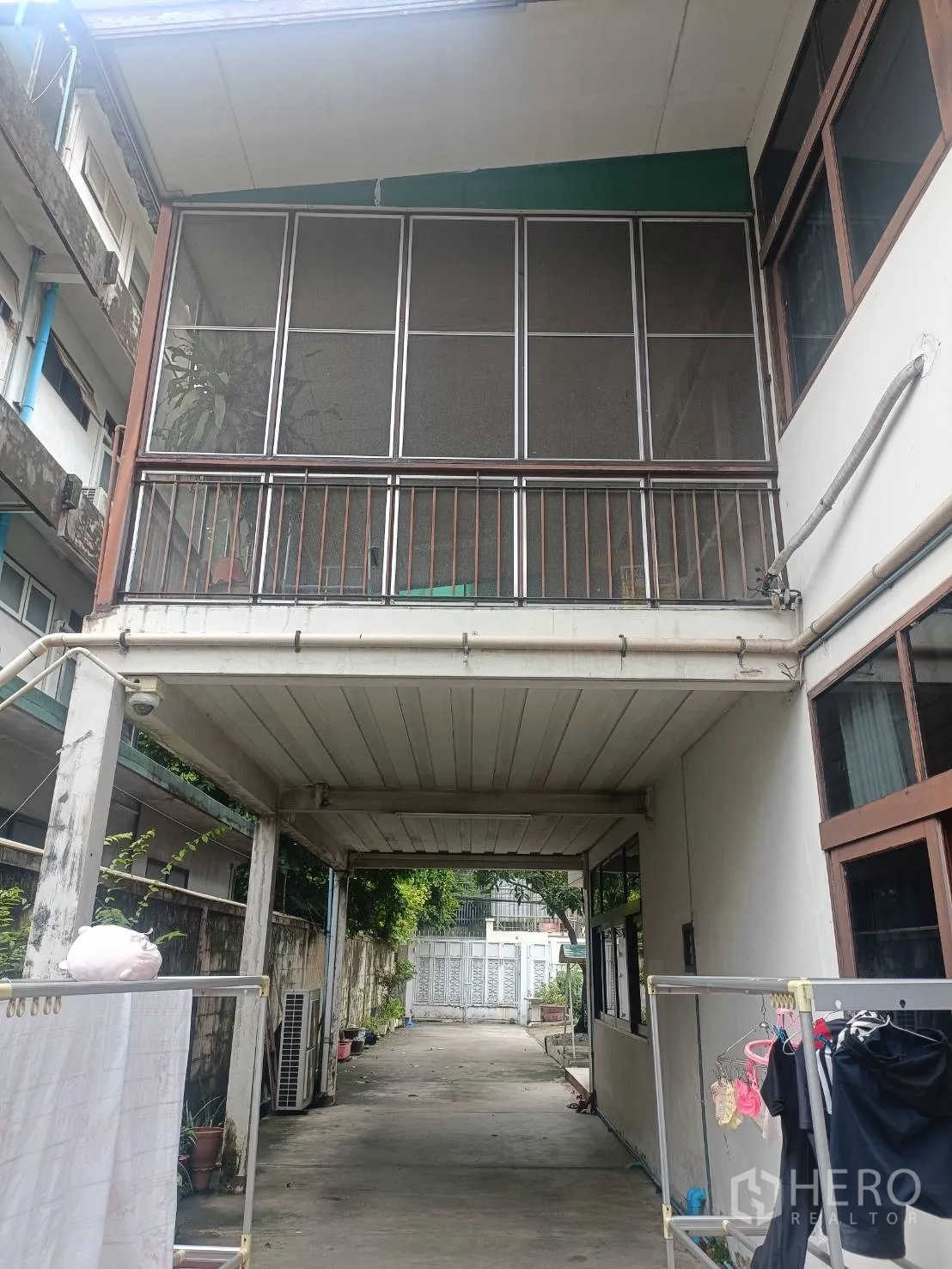 独立式住宅 出租在Bang Rak, Bangkok - 有顶车道与车棚，下方通往后门，上方为纱窗阳台。