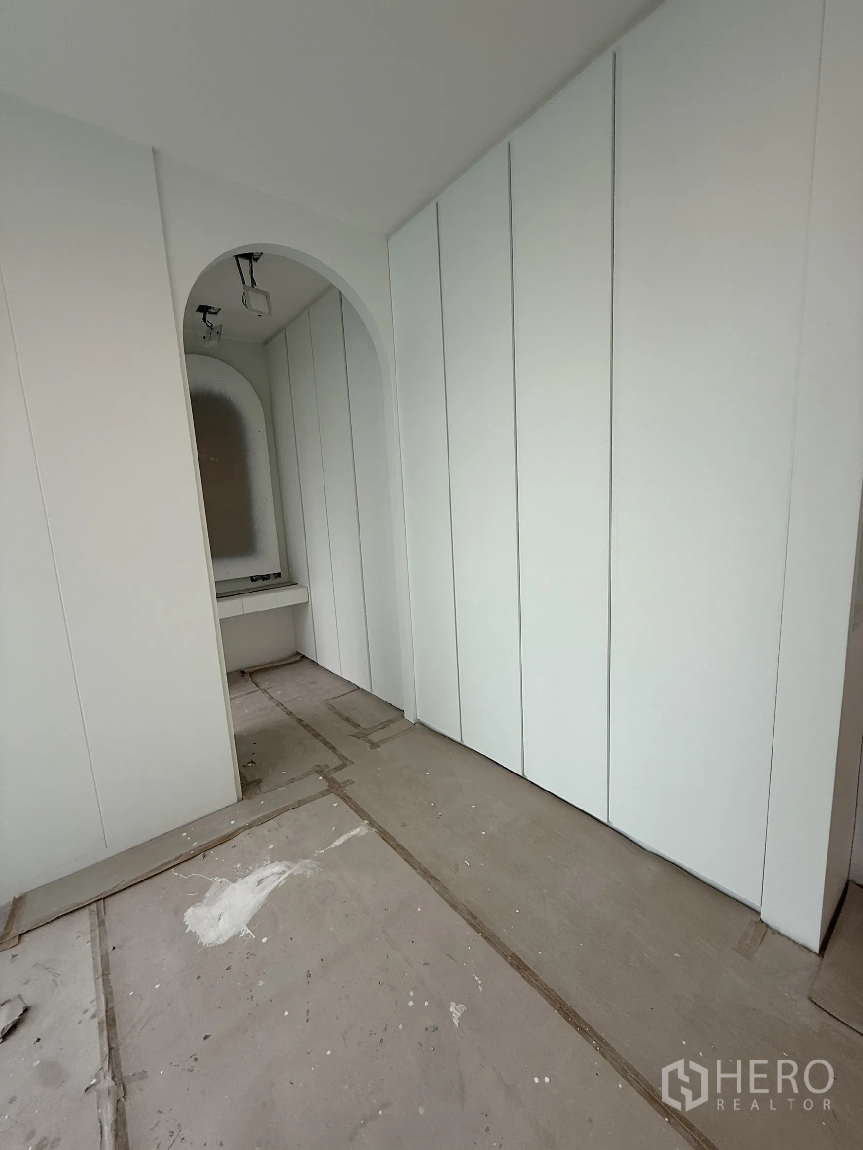 Detached House for sale in Bang Phli, Samut Prakan - Close-up of arched wall feature and paneled surfaces.