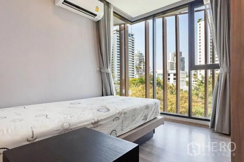 公寓 出租或出售在Watthana, Bangkok - 第二卧室，大幅窗户与城市天际线景观，配空调。
