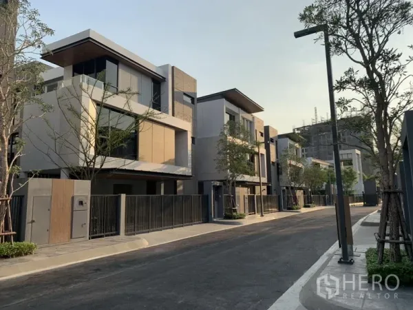 Detached House for sale in Yan Nawa, Bangkok - Modern three-storey detached houses along a quiet gated street in Yan Nawa, Bangkok.