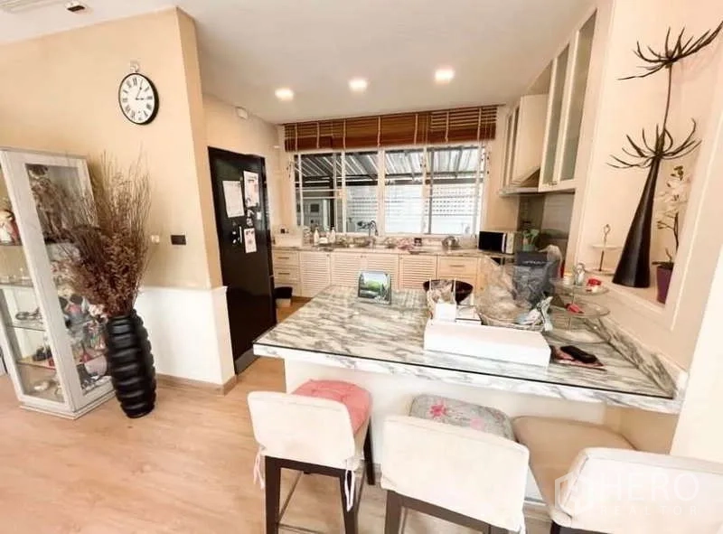 บ้าน ให้เช่าในBang Phli, Samut Prakan - ครัวเปิดเคาน์เตอร์หินอ่อน บาร์นั่ง ตู้เก็บของครบ และไฟดาวน์ไลท์