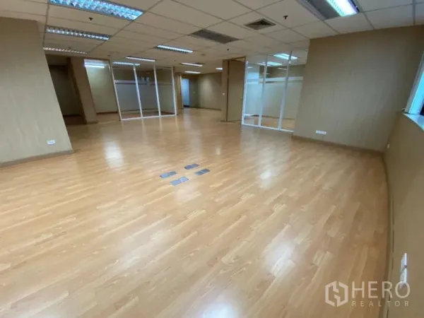 办公空间 出租在Watthana, Bangkok - 开放式办公区，木纹地板，玻璃隔断会议室