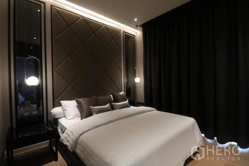 公寓 出租在Khlong San, Bangkok - 夜间卧室，拉上遮光窗帘，氛围灯光温暖舒适。