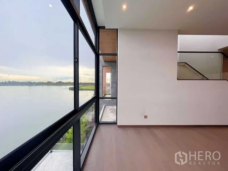 บ้าน ขายในBang Phli, Samut Prakan - ห้องมุมกระจกเต็มบาน มองเห็นวิวทะเลสาบแบบพาโนรามา