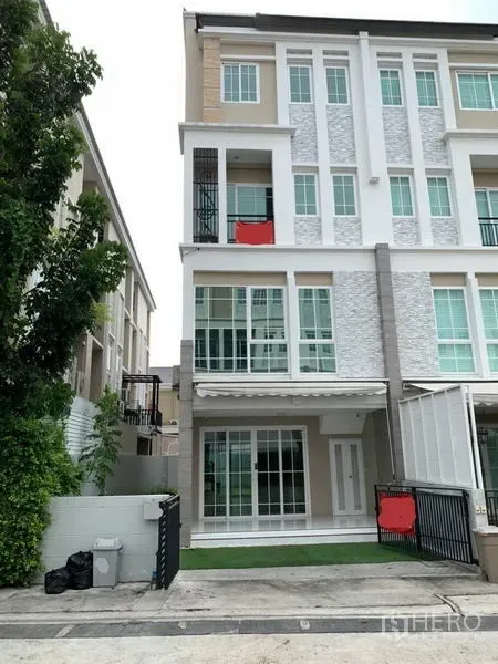 สำนักงานที่บ้าน ให้เช่าหรือขายในBang Na, Bangkok - โฮมออฟฟิศยูนิตมุมสูง 4 ชั้น หน้าต่างบานใหญ่และระเบียงในย่านบางนา