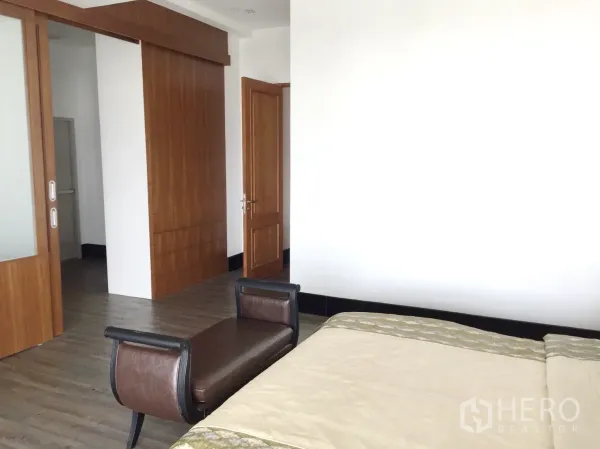 คอนโด ให้เช่าในWatthana, Bangkok - ทางเข้าห้องนอน ประตูไม้บานเลื่อน ม้านั่งปลายเตียง และพื้นไม้