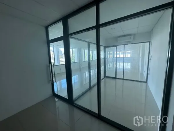 สำนักงาน ให้เช่า - ห้องประชุมส่วนตัวกั้นกระจกกรอบอลูมิเนียมสีดำ พร้อมเครื่องปรับอากาศ