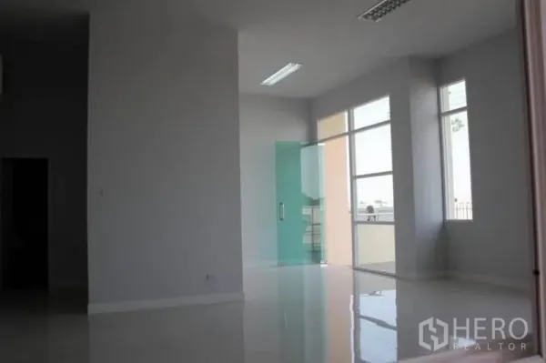 工厂 出租或出售在Lam Luk Ka, Pathum Thani - 转角办公室，落地窗与玻璃门引入自然采光