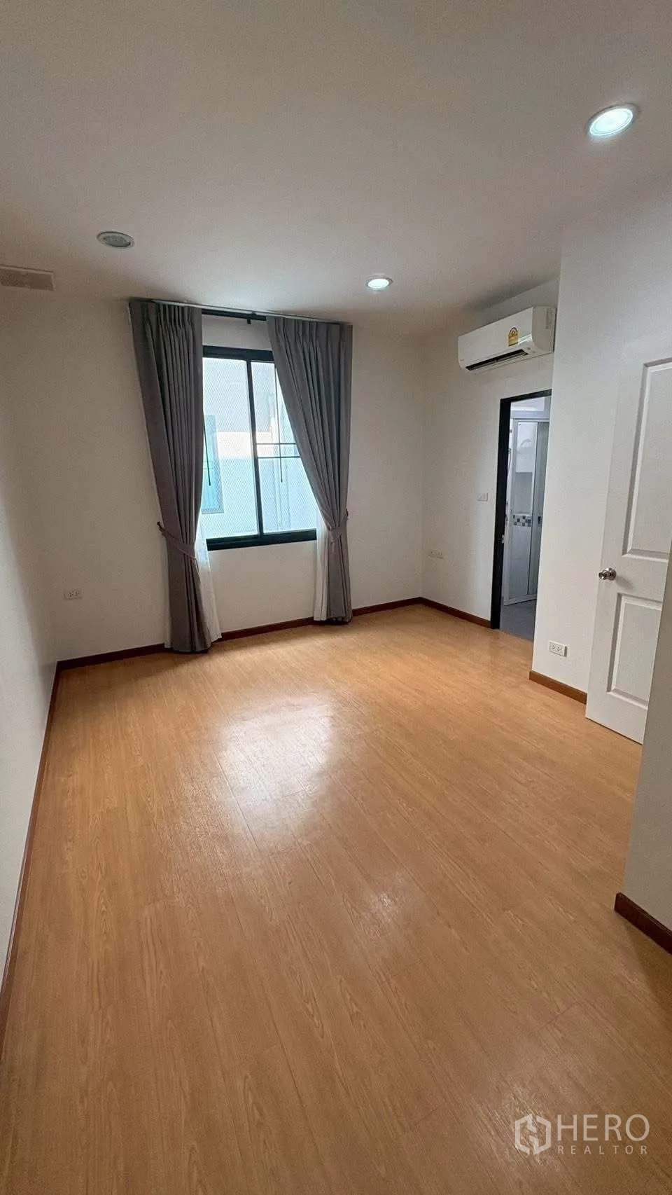 ทาวน์เฮาส์ for rent in Phra Khanong, Bangkok - อีกห้องนอนพร้อมหน้าต่าง ผ้าม่าน และประตูเชื่อมห้องน้ำ