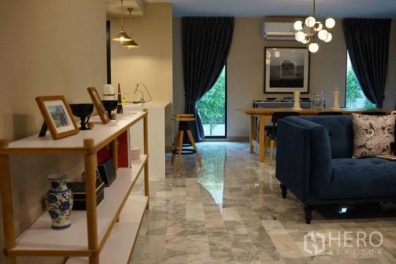 คอนโด ให้เช่าในWatthana, Bangkok - ห้องนั่งเล่นโอเพ่นสเปซ พื้นหินอ่อน โซฟาสีน้ำเงิน และหน้าต่างสูงเต็มบาน