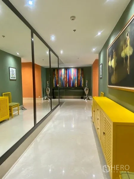 公寓 出租在Watthana, Bangkok - 多彩走廊，大镜面与艺术装饰，嵌灯照明。