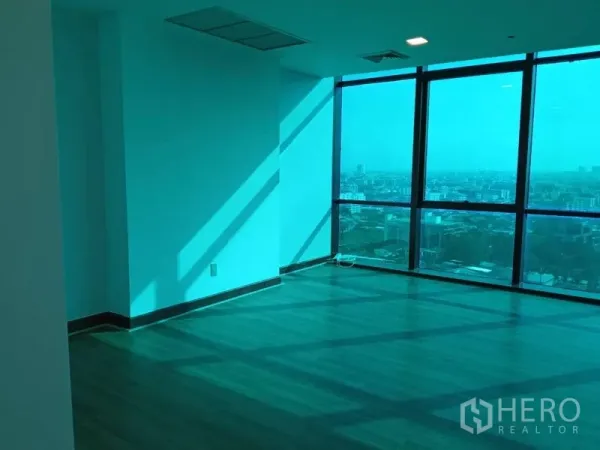 สำนักงาน ให้เช่าในHuai Khwang, Bangkok - มุมสำนักงานกระจกเต็มบาน พื้นไม้ และวิวเมืองกรุงเทพฯ กว้างไกล