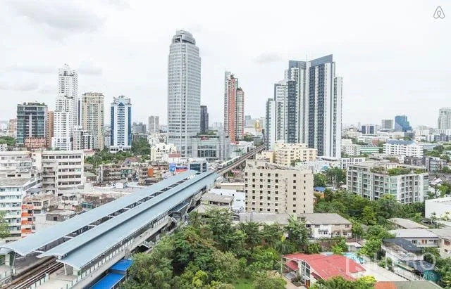Condominium for rent in Khlong Toei, Bangkok - Bangkok skyline featuring a BTS Skytrain station and high-rise towers along Sukhumvit.