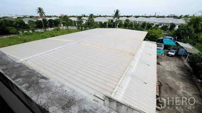 คลังสินค้า ให้เช่าในBang Kruai, Nonthaburi - มุมมองจากด้านบนเห็นหลังคาเมทัลชีทของโกดังและพื้นที่สีเขียวรอบข้าง