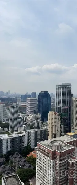 คอนโด ให้เช่าในWatthana, Bangkok - วิวตึกสูงของกรุงเทพฯ จากมุมสูง ใต้ท้องฟ้าสีฟ้า