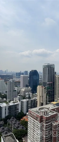 คอนโด ให้เช่าในWatthana, Bangkok - วิวตึกสูงของกรุงเทพฯ จากมุมสูง ใต้ท้องฟ้าสีฟ้า