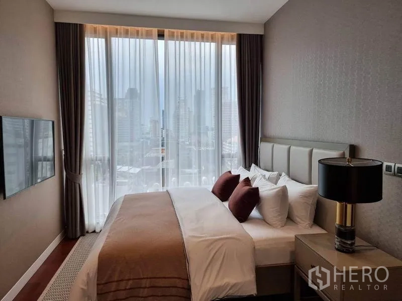 คอนโด ให้เช่าในWatthana, Bangkok - ห้องนอนอบอุ่น เตียงคู่ ผ้าม่านเต็มความสูง โคมไฟหัวเตียง และวิวเมืองแบบพาโนรามา