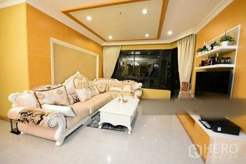 คอนโด ให้เช่าในBang Kho Laem, Bangkok - ห้องนั่งเล่นหรู โซฟาเข้ามุมตัวใหญ่ ชั้นทีวี และหน้าต่างวิวเมือง