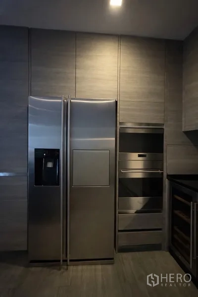 บ้านแฝด for rent in Watthana, Bangkok - ตู้เย็นสองประตูสแตนเลสและเตาอบบิวท์อินในครัว