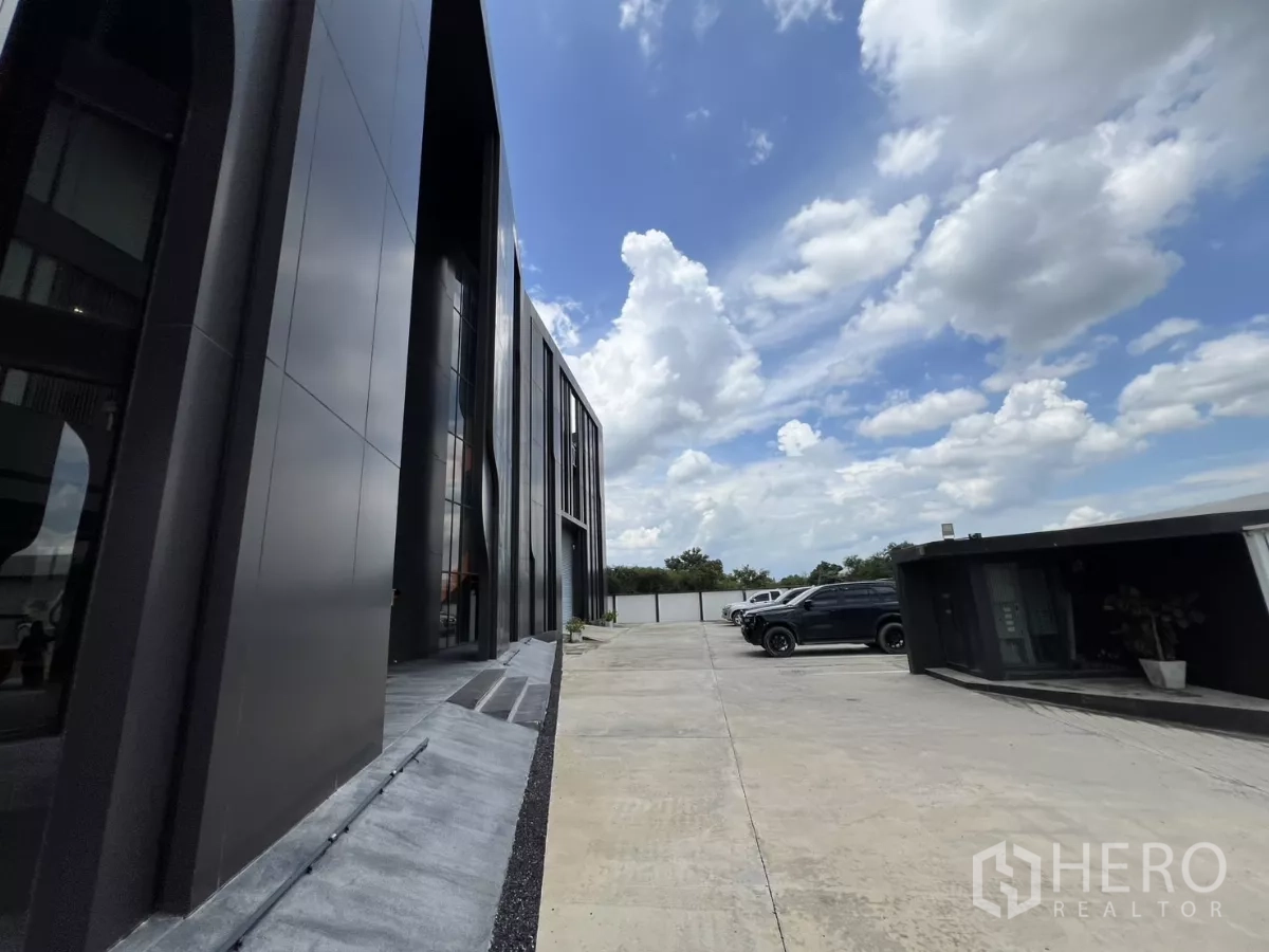 货栈 出售在Lat Krabang, Bangkok - 建筑侧立面，车道与已停放的车辆。